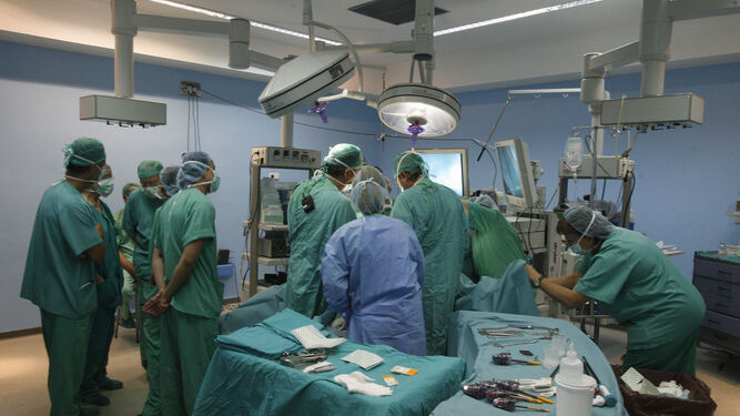 Profesionales del hospital durante una intervención quirúrgica.