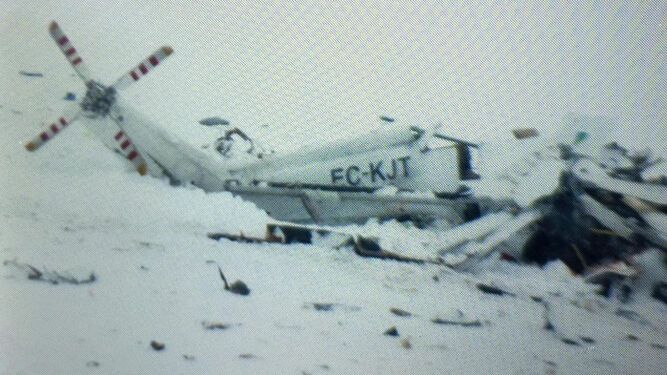 Vista de la pantalla de una cámara que muestra el lugar donde se produjo el accidente de un helicóptero de emergencias en Lucoli.
