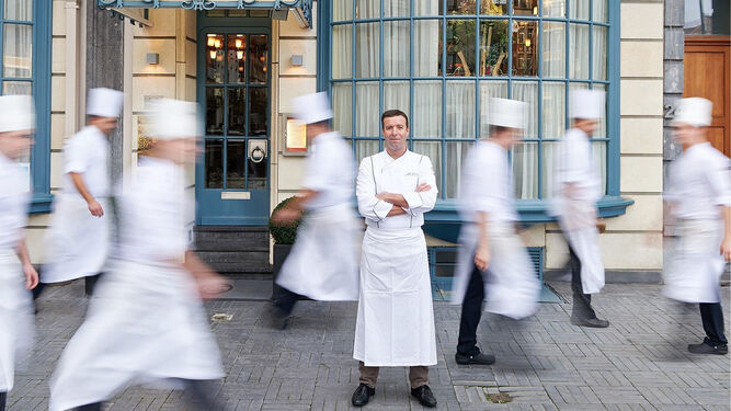El chef chef Lionel Rigolet, delante del restaurante.