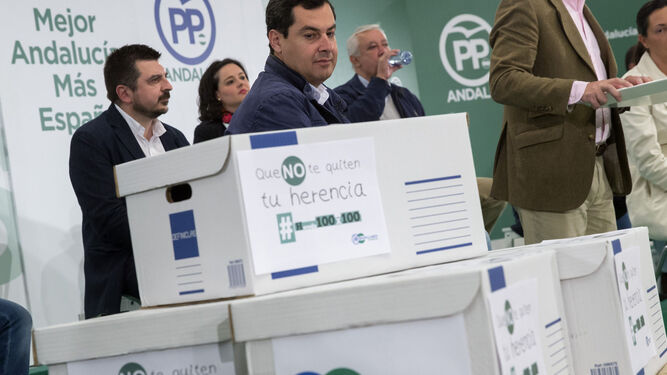El presidente del PP-A, Juanma Moreno, en la entrega de 200.000 firmas en contra del impuesto de Sucesiones en abril.