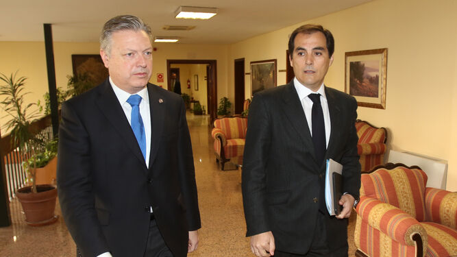 Nieto camina hacia su comparecencia acompañado del subdelegado del Gobierno, Juan José Primo Jurado.