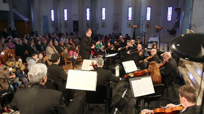 La Orquesta, ayer, en el concierto en la iglesia del Inmaculado Corazón de María de Miralbaida.