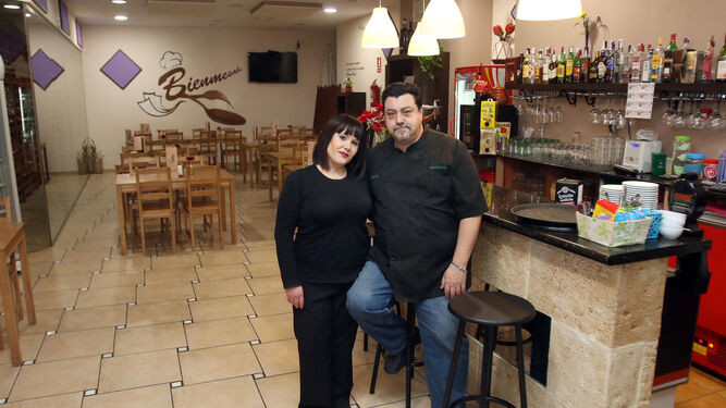 Cristina Ruiz y Miguel Ángel Sabio, en su local del Bienmesabe.