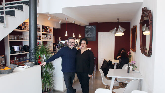 Ana Dueñas y Rafael Rodríguez, dueños del bar.