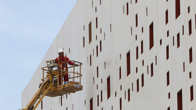 Un obrero realiza labores en la fachada del Centro de Exposiciones, Ferias y Convenciones.