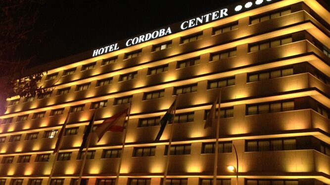 Fachada iluminada del Hotel Córdoba Center.