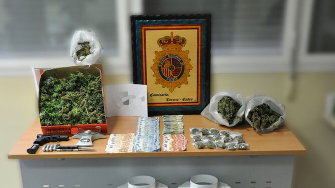 Marihuana y productos incautados por la Policía.