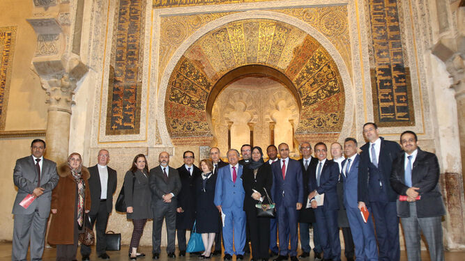 Foto de familia de los embajadores de los distintos países árabes durante su visita a la Mezquita-Catedral.