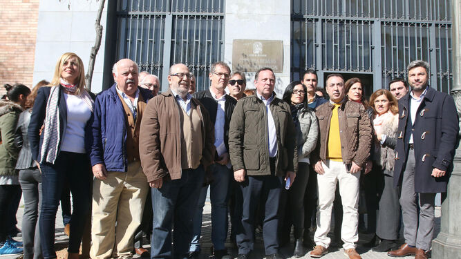 Colectivos integrantes de la plataforma ciudadana Aparcamientos Reina Sofía de Córdoba posan frente a la Delegación de Salud.