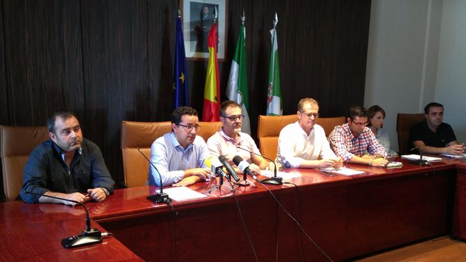 Alcaldes de la Mancomunidad de Municipios Guadajoz-Campiña Este, durante una comparecencia.