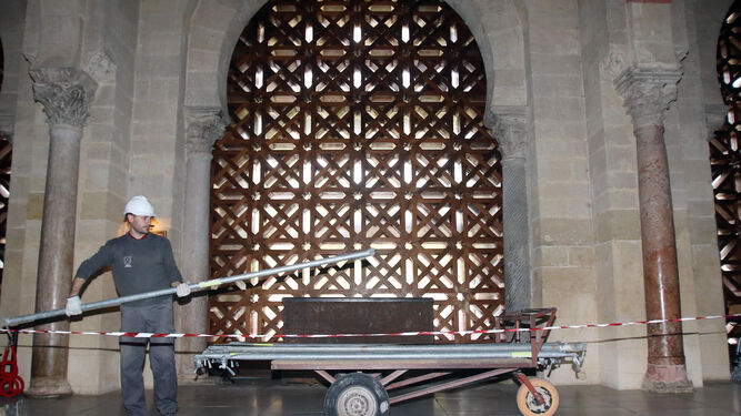 Un operario realiza trabajos en el interior de la Mezquita-Catedral junto  a la celosía.