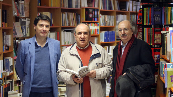 Javier Ortega, de Almuzara, Alejandro López Andrada y el poeta leonés Antonio Colinas.