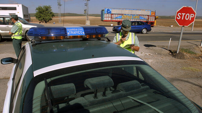 Una patrulla del Subsector de Tráfico, durante un control rutinario.