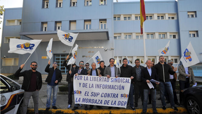 Representantes sindicales, ayer, ante la comisaría de Doctor Fleming, en Córdoba capital.