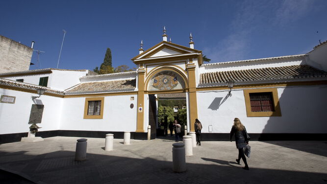 Entrada principal al palacio de Las Dueñas.
