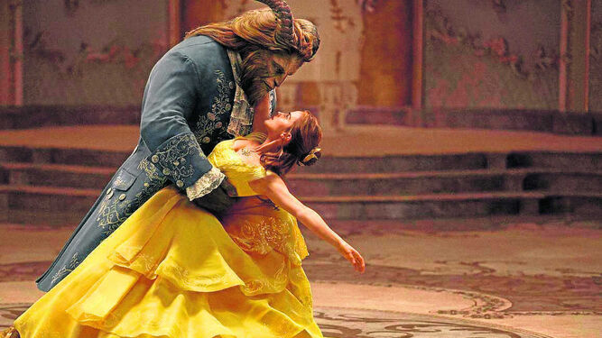 Dan Stevens y Emma Watson, en una de las escenas más recordadas del clásico de animación: el baile.