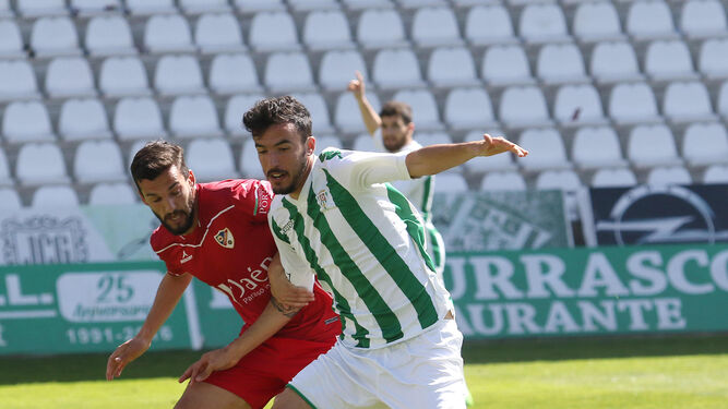 Alberto Quiles, autor de los dos goles del filial, protege el balón ante la marca de Rodri.
