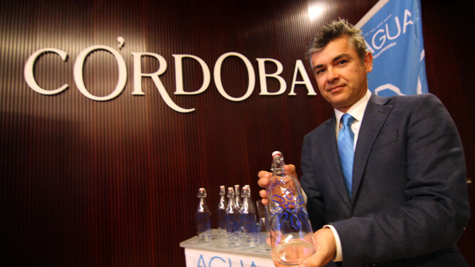 Jorge Chastang muestra una de las botellas con el logotipo diseñado por él.