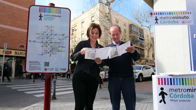 La alcaldesa, Isabel Ambrosio, y el edil de Movilidad, Andrés Pino, presentan 'Metrominuto'.