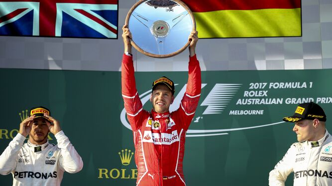 Vettel , en el podio, junto a Hamilton y Valtteri Bottas.