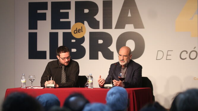 Alfredo Asensi y Fernando Aramburu, ayer, en la presentación de 'Patria'.