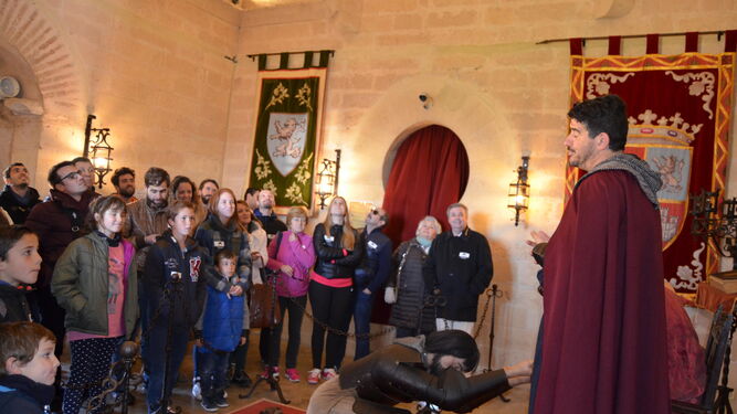 Visitantes del Castillo durante una representación del caballero del Rey Pedro I.