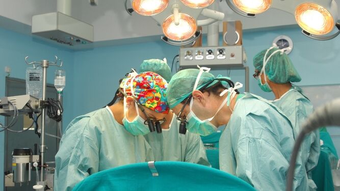 Cirujanos en un quirófano del Reina Sofía.