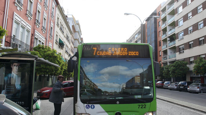 Un autobús de la línea 7, a su paso por Medina Azahara.