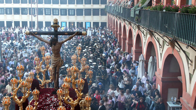 El Cristo de la Misericordia, a su paso por la Plaza de la Corredera.