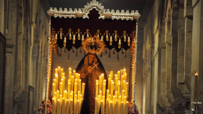 La Virgen del Rocío y Lágrimas, entre los arcos de la Mezquita-Catedral.
