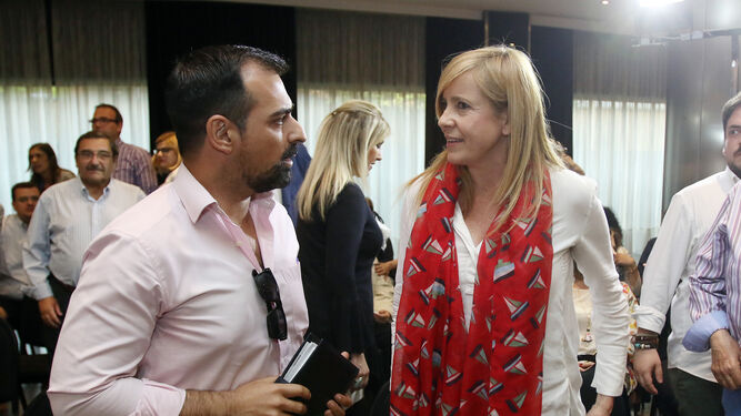 El alcalde de Cañete, Félix Romero, y la diputada autonómica Rosario Alarcón, ayer, en la junta directiva del PP.