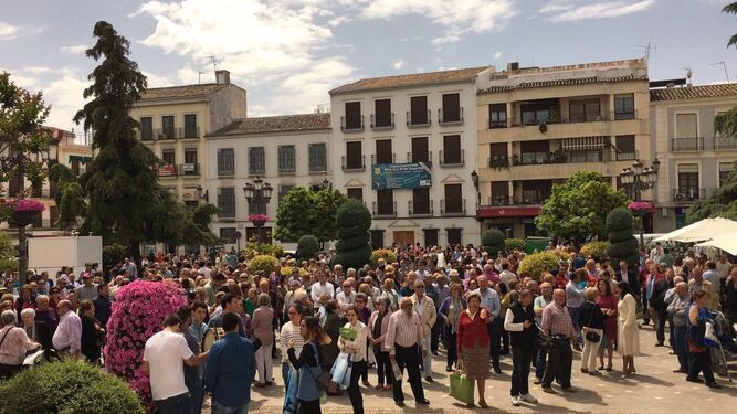 Concentración en respaldo a Ceballos, ayer, en la plaza de la Constitución de Priego de Córdoba.