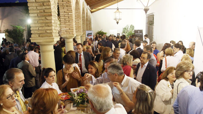Un momento del catering que se ofreció tras la presentación de la guía en el Palacio de Viana.