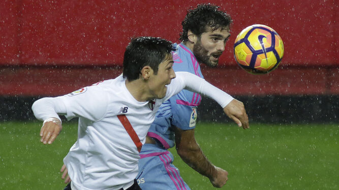 El cordobés Fran Cruz intenta cortar el avance de Borja Lasso durante el encuentro que jugó el Mirandés ante el Sevilla Atlético.