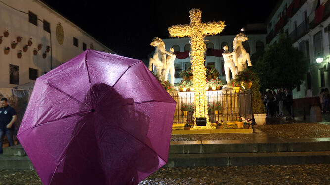 El paraguas se convierte en protagonista de las Cruces