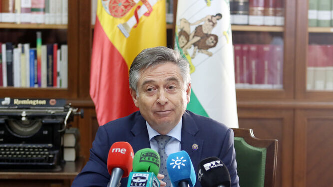 El presidente de la Audiencia, Francisco de Paula Sánchez Zamorano, ayer en rueda de prensa.