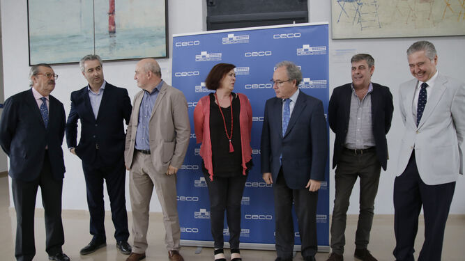 Díaz, en el centro, con directores de centros de congresos de Granada, Cádiz y Málaga.