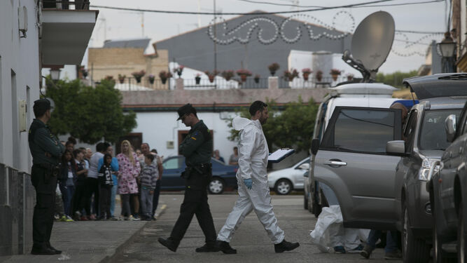 Varios agentes trabajan en el escenario del crimen, en Alcolea del Río.