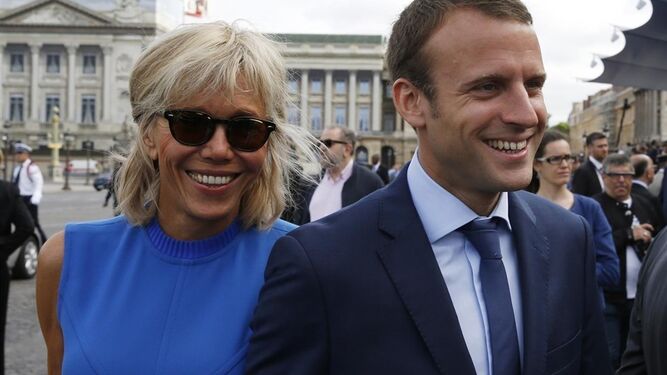 Emmanuelle Macron y su esposa Brigitte.