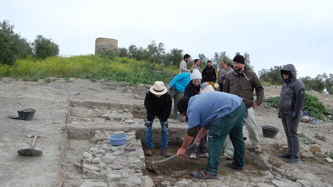 El equipo trabaja en la excavación.