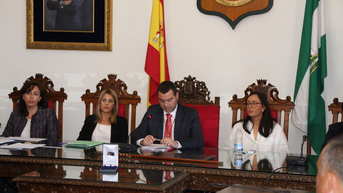 El nuevo alcalde de Priego de Córdoba, José Manuel Mármol, en el centro, con la exprimera edil, a la izquierda, María Luisa Ceballos.