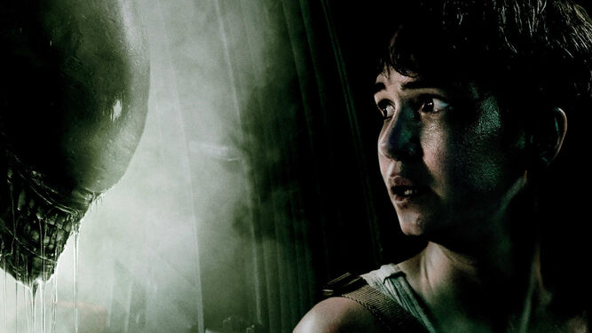 Katherine Wasterton, con el bicho, en una imagen promocional de 'Alien: Covenant'.