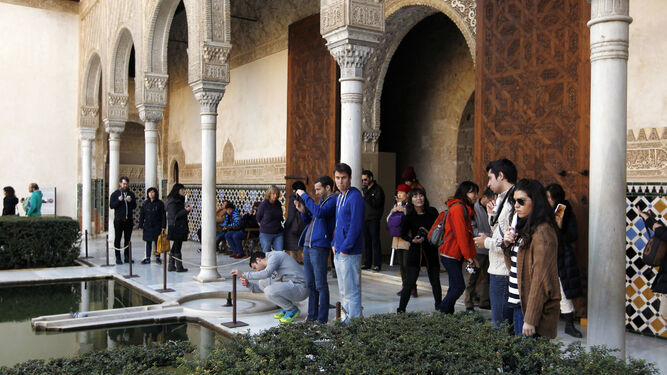 Visitantes en uno de los patios de la Alhambra.