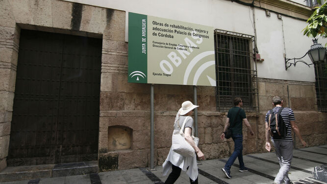 Fachada del Palacio de Congresos de la calle Torrijos con el cartel de obras ya colocado.