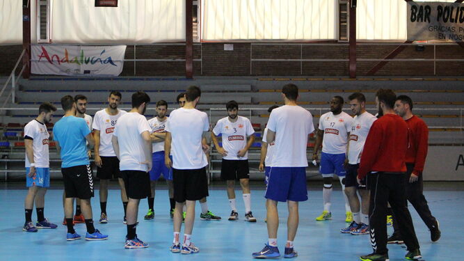 Víctor Montesinos da órdenes a sus jugadores durante el entrenamiento previo realizado ayer en El Pandero.