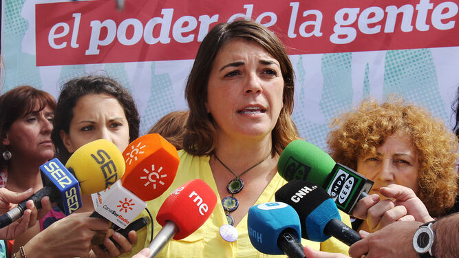 Imagen de archivo de Elena Cortés durante una atención a los medios.