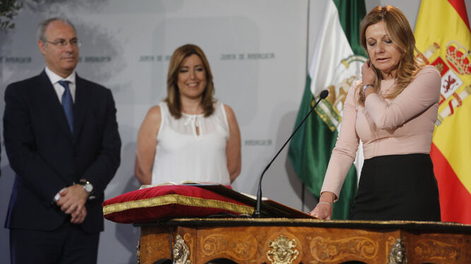 La consejera de Salud, Marina Álvarez, jura su cargo ante Susana Díaz y el presidente del Parlamento andaluz.