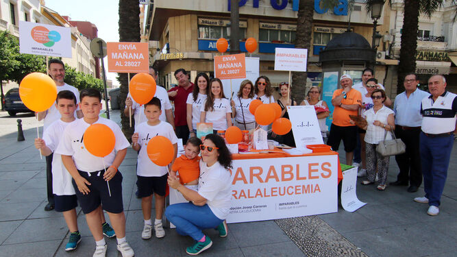 Integrantes de la Fundación Josep Carreras, ayer en la plaza de las Tendillas.