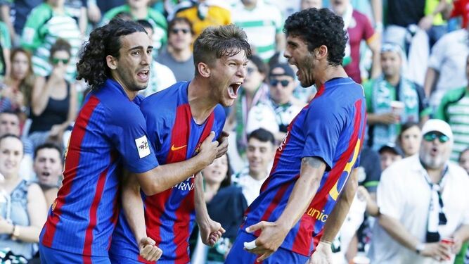 Marc Cardona, Aleñá y Cucurella celebran uno de los goles del Barcelona B en El Sardinero.