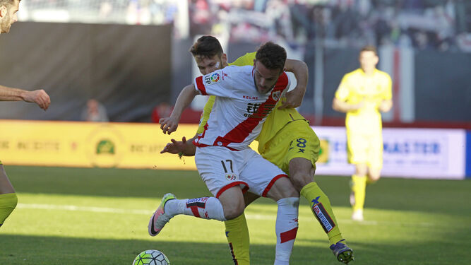 Quini protege el balón ante la presencia de Rodri (Villarreal).